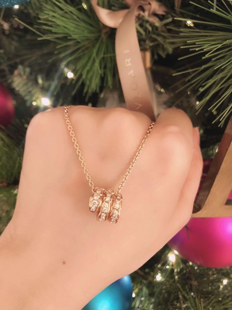 Bv1g*ai necklaces
